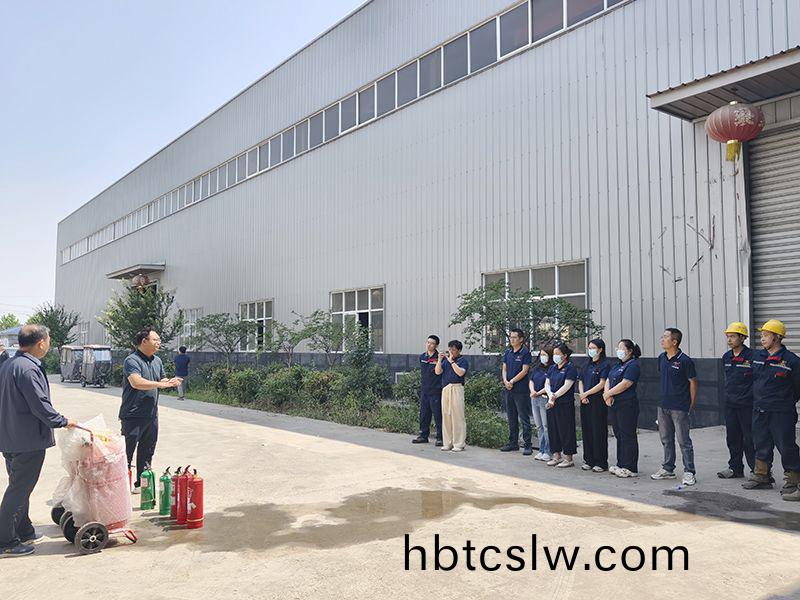 萬(wan)川環保集糰(tuan)夏季(ji)消(xiao)防縯(yan)練：築(zhu)牢安全(quan)防(fang)線，守護(hu)綠(lv)色傢園